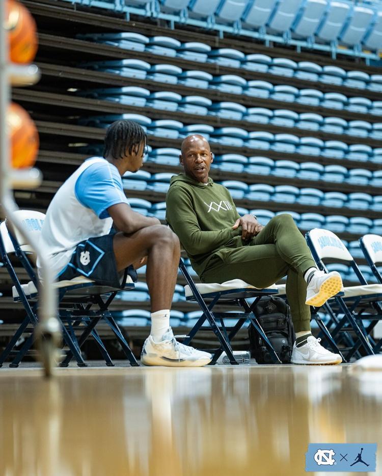 百家乐官网-乔丹代言人到访乔丹母校！雷阿伦现身北卡男篮训练馆