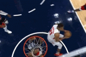 百家乐官网-篮筐守护神！萨尔一回合连续送出封盖 生生扇晕对手